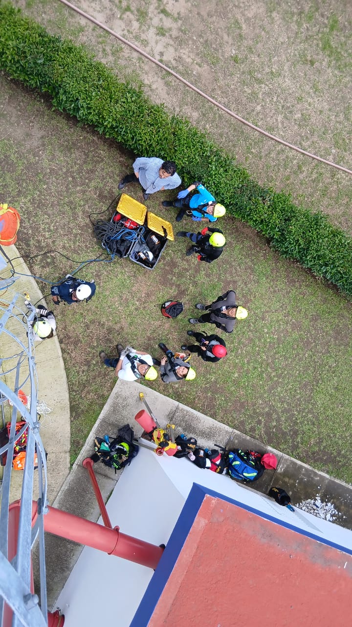 Persona realizando trabajos en altura de forma segura.